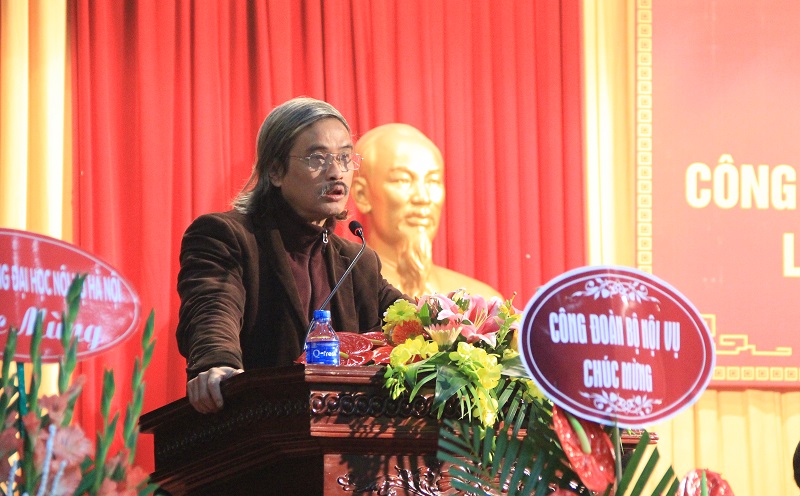 Đồng chí Nguyễn Quốc Tuấn – Phó Chủ tịch Công đoàn Học viện báo cáo tóm tắt về các hoạt động của Công đoàn Học viện nhiệm kỳ 2012 – 2017
