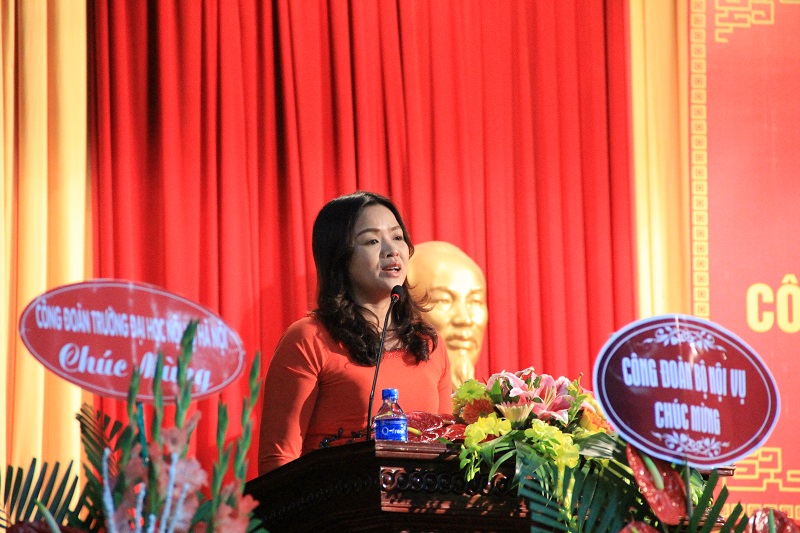 Đại diện Công đoàn cơ sở Học viện tại TP. Hồ Chí Minh tham luận tại Đại hội