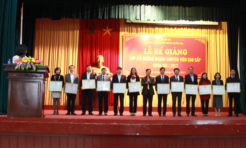 TS. Hoàng Quang Đạt trao Giấy khen và Chứng chỉ cho các học viên đạt thành tích cao