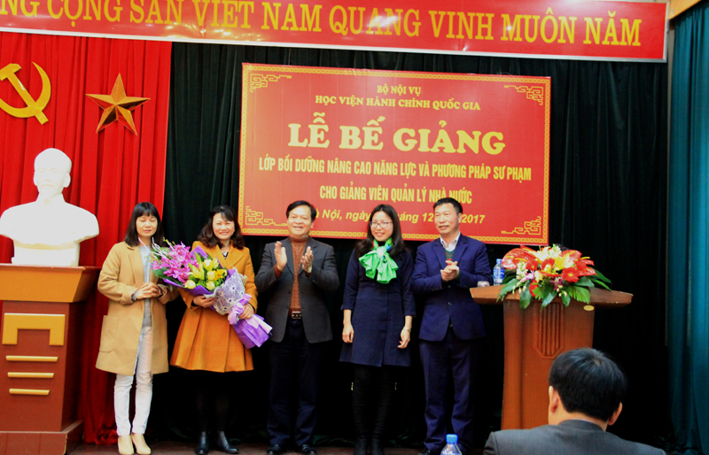 TS. Hoàng Quang Đạt - Trưởng Khoa Đào tạo, bồi dưỡng công chức và tại chức trao Chứng chỉ cho các học viên