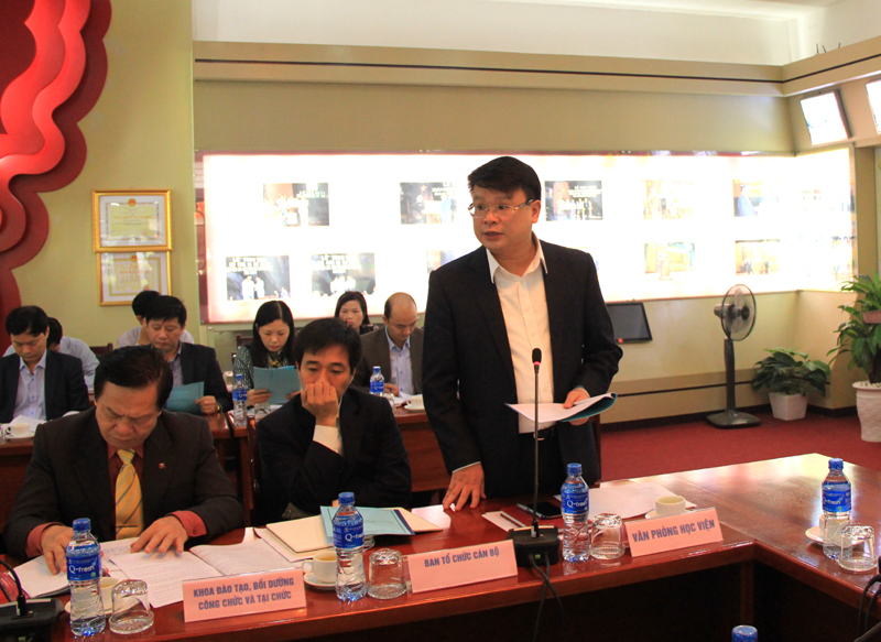 ThS. Bùi Huy Tùng – Chánh Văn phòng Học viện trình bày dự thảo báo cáo kết quả công tác tháng 11 và các nhiệm vụ trọng tâm trong tháng 12 năm 2017