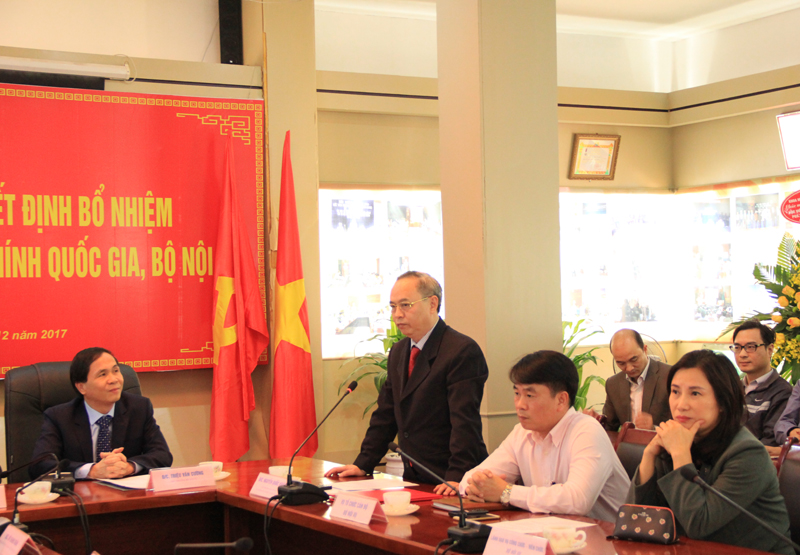 Đồng chí Nguyễn Quốc Khánh - Ủy viên Ban Cán sự Đảng Bộ, Vụ trưởng Vụ Tổ chức – Cán bộ Bộ Nội vụ công bố Quyết định bổ nhiệm 