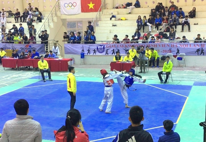 Vận động viên Trịnh Thanh Lam (giáp xanh) thi đấu đầy kịch tích với đối thủ đến từ Học viện An ninh Nhân dân