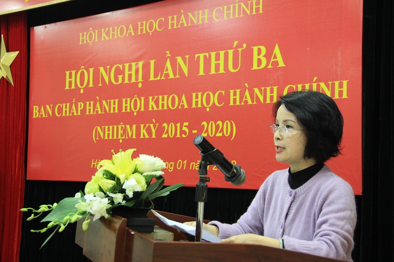 PGS.TS. Lê Chi Mai – Viện trưởng Viện Khoa học Hành chính và Chính sách công báo cáo kết quả hoạt động của Viện