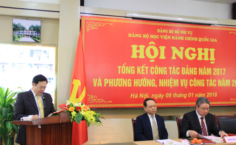 đồng chí Hoàng Quang Đạt – Phó Bí thư Đảng ủy Học viện trình bày dự thảo Báo cáo Tổng kết công tác Đảng năm 2017 và phương hướng, nhiệm vụ công tác năm 2018 của Đảng bộ Học viện