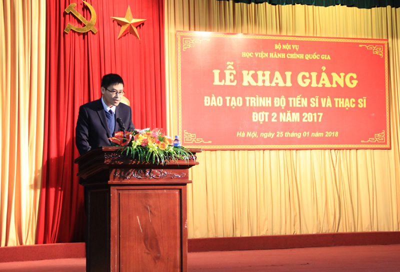 Tân nghiên cứu sinh Nguyễn Tuấn Hưng đại diện cho các tân NCS phát biểu tại buổi Lễ