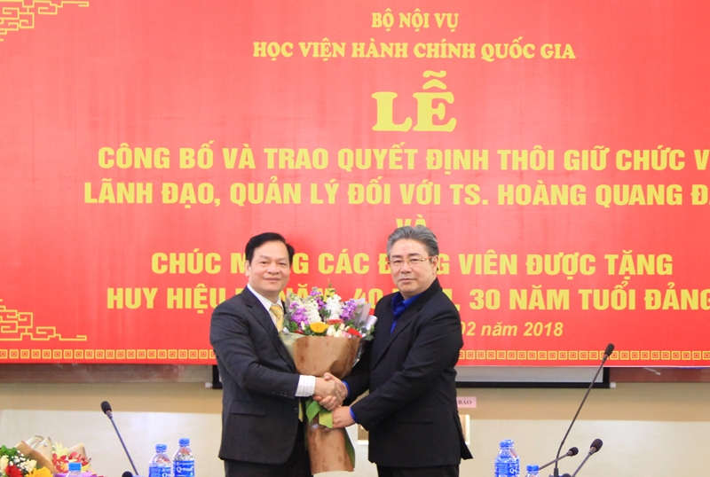 Đồng chí Triệu Văn Cường và Đồng chí Đặng Xuân Hoan tặng hoa chúc mừng Đồng chí Hoàng Quang Đạt được tặng thưởng Huy hiệu 40 năm tuổi Đảng