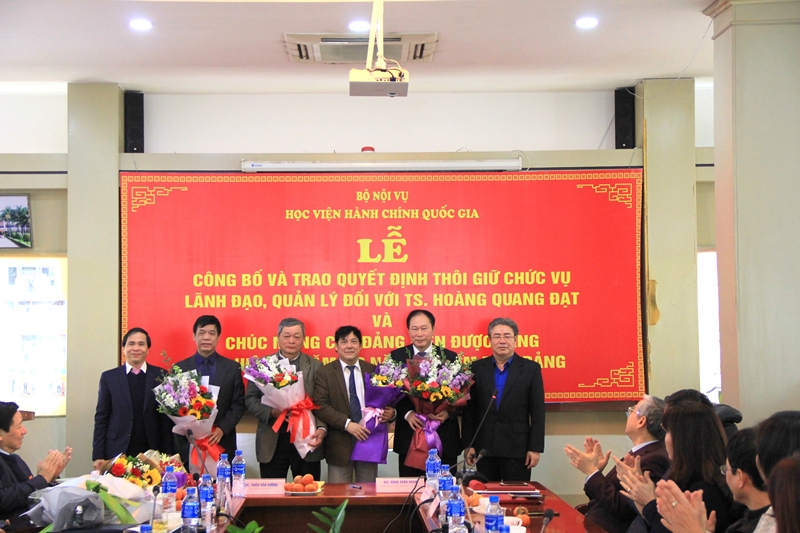 Đồng chí Triệu Văn Cường và Đồng chí Đặng Xuân Hoan tặng hoa chúc mừng các Đồng chí được tặng thưởng Huy hiệu 30 năm tuổi Đảng