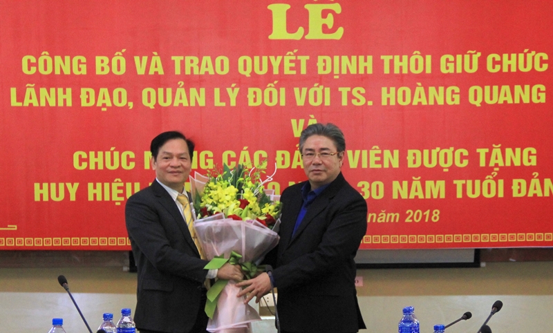 Giám đốc Học viện trao Quyết định và tặng hoa cho Đồng chí Hoàng Quang Đạt