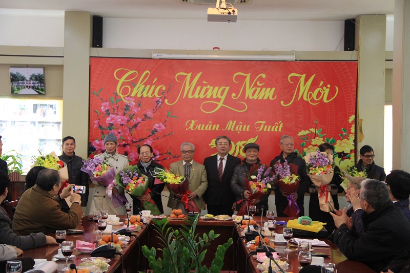 TS. Đặng Xuân Hoan tặng hoa mừng thọ một số cán bộ hưu trí của Học viện