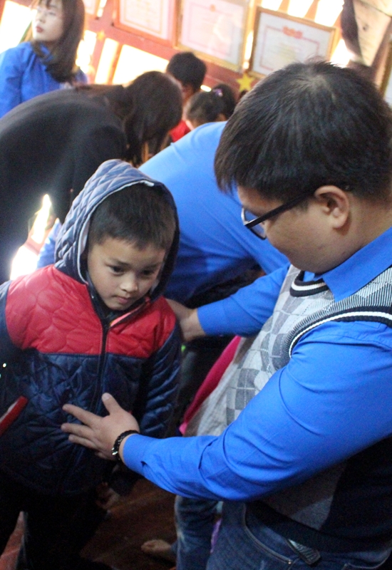 Đoàn tặng áo ấm cho các em học sinh thôn Yên Thượng