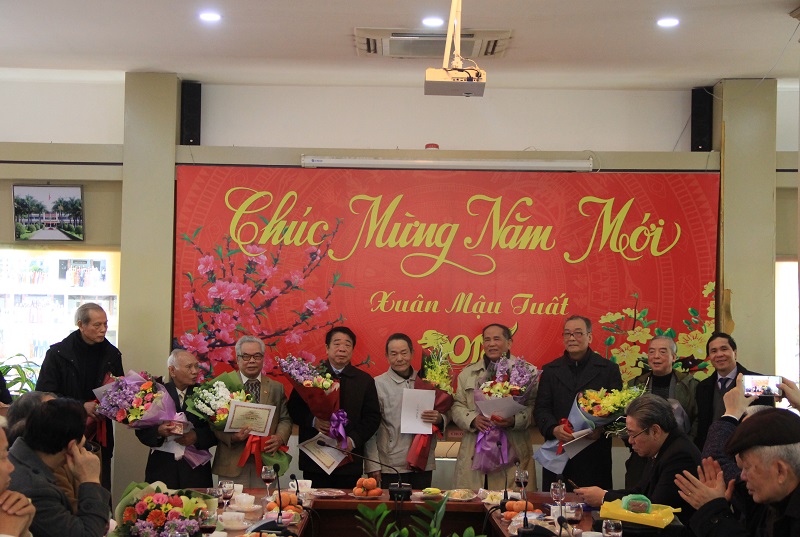 PGS.TS. Triệu Văn Cường trao tặng Kỷ niệm chương Vì sự nghiệp xây dựng và phát triển Hội Cựu giáo chức cho các hội viên của Hội