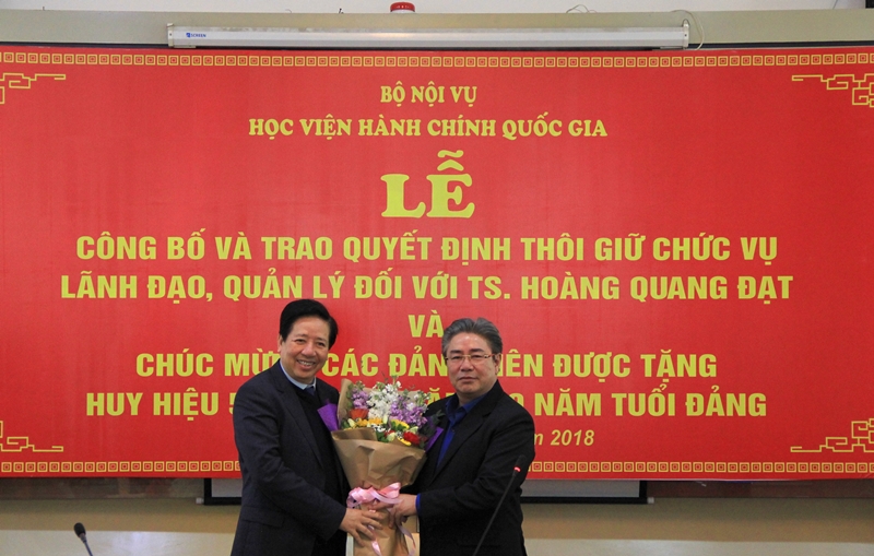 Đồng chí Triệu Văn Cường và Đồng chí Đặng Xuân Hoan tặng hoa chúc mừng Đồng chí Nguyễn Trọng Điều được tặng thưởng Huy hiệu 50 năm tuổi Đảng