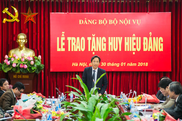 Đồng chí Trần Anh Tuấn - Bí thư Đảng ủy Bộ, Thứ trưởng Bộ Nội vụ phát biểu tại lễ trao tặng huy hiệu Đảng