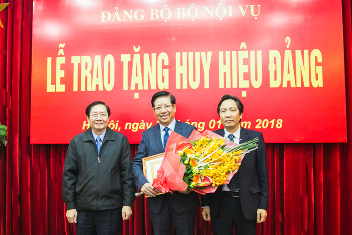 Bộ trưởng Bộ Nội vụ Lê Vĩnh Tân trao Huy hiệu 50 năm tuổi Đảng, Thứ trưởng Bộ Nội vụ Trần Anh Tuấn tặng hoa chúc mừng đồng chí Nguyễn Trọng Điều