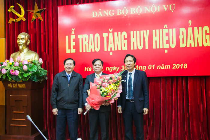 Bộ trưởng  Bộ Nội vụ Lê Vĩnh Tân trao Huy hiệu 40 năm tuổi Đảng, Thứ trưởng Trần Anh Tuấn tặng hoa chúc mừng đồng chí Hoàng Quang Đạt