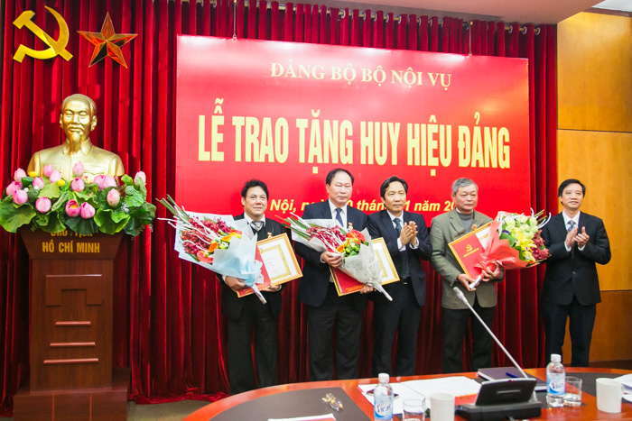 Đồng chí Trần Anh Tuấn và đồng chí Nguyễn Thành Nam trao Huy hiệu 30 năm tuổi Đảng và tặng hoa chúc mừng các đồng chí Vũ Trọng Hách, Phạm Đức Chính và Hà Anh Tuấn