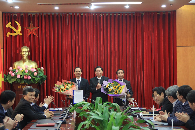 Bộ trưởng trao Quyết định cho đồng chí Nguyễn Đăng Quế và đồng chí Nguyễn Bá Chiến 