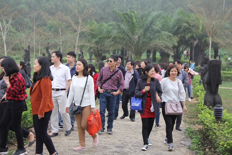 Các thành viên trong đoàn tham quan khuôn viên Làng Văn hóa các dân tộc Việt Nam