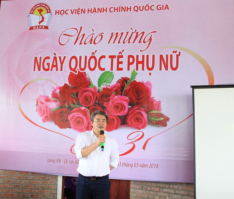TS. Đặng Xuân Hoan phát biểu chúc mừng các cán bộ, công đoàn nữ của Học viện nhân Ngày Quốc tế phụ nữ (08/3)