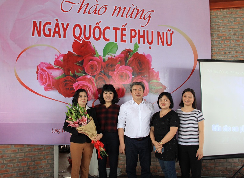 TS. Đặng Xuân Hoan tặng hoa chúc mừng đại diện Ban Chấp hành Công đoàn Học viện