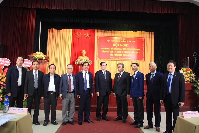 Bộ trưởng Bộ Nội vụ Lê Vĩnh Tân và lãnh đạo Học viện Hành chính Quốc gia cùng các đại biểu tham dự Hội nghị 
