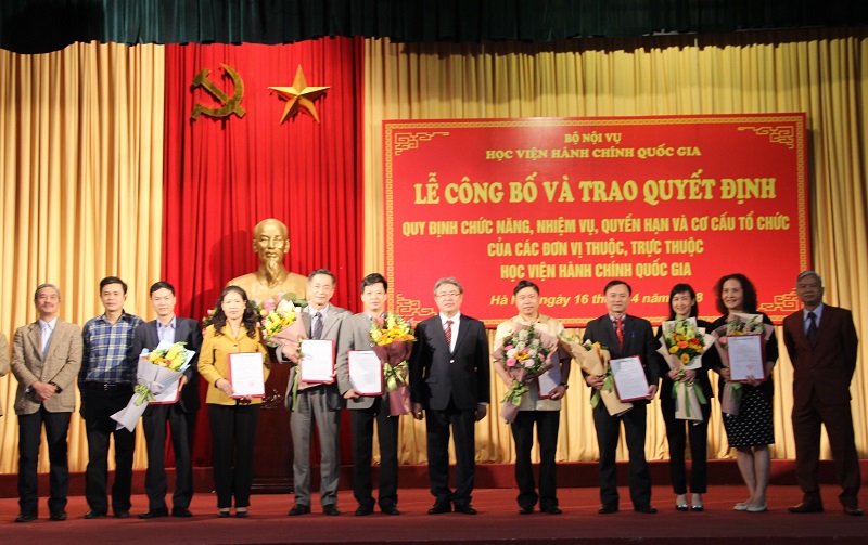 TS. Đặng Xuân Hoan – Giám đốc Học viện trao quyết định cho đại diện các đơn vị