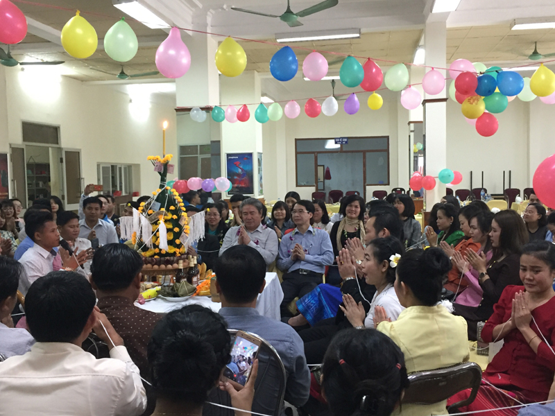 Ts Đặng Xuân Hoan cũng dành thời gian tới tham dự buổi lễ chúc phúc buộc chỉ cổ tay và gửi tới các bạn Lào những lời chúc tốt đẹp nhất.