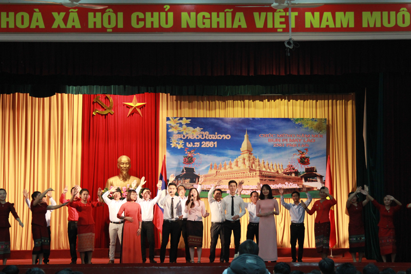  Văn nghệ trào mừng quốc khánh Lào
