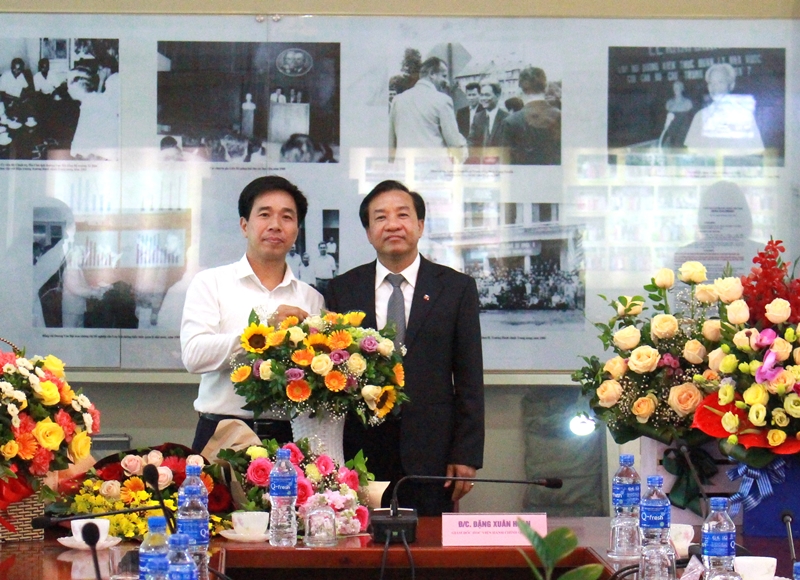 Ban Tổ chức cán bộ tặng hoa chúc mừng TS. Nguyễn Đăng Quế