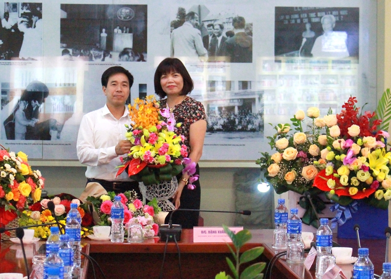 Ban Tổ chức cán bộ tặng hoa chúc mừng PGS.TS. Nguyễn Thị Hồng Hải