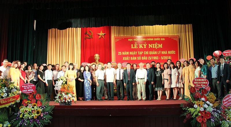  Các đại biểu dự Lễ Kỷ niệm cùng tập thể cán bộ, biên tập viên Tạp chí QLNN