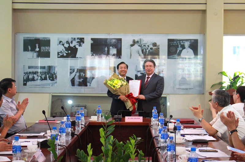 TS. Đặng Xuân Hoan trao Quyết định và tặng hoa chúc mừng TS. Nguyễn Đăng Quế