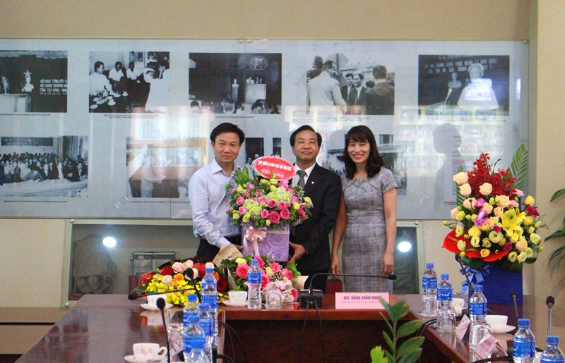 Ban Quản lý Đào tạo Sau Đại học tặng hoa chúc mừng PGS.TS. Nguyễn Thị Hồng Hải