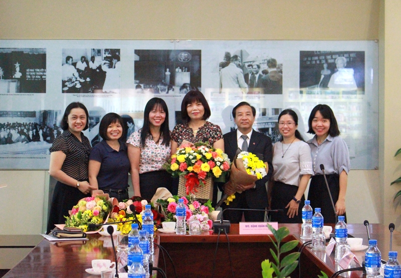Ban Hợp tác Quốc tế tặng hoa chúc mừng TS. Nguyễn Đăng Quế và PGS.TS. Nguyễn Thị Hồng Hải