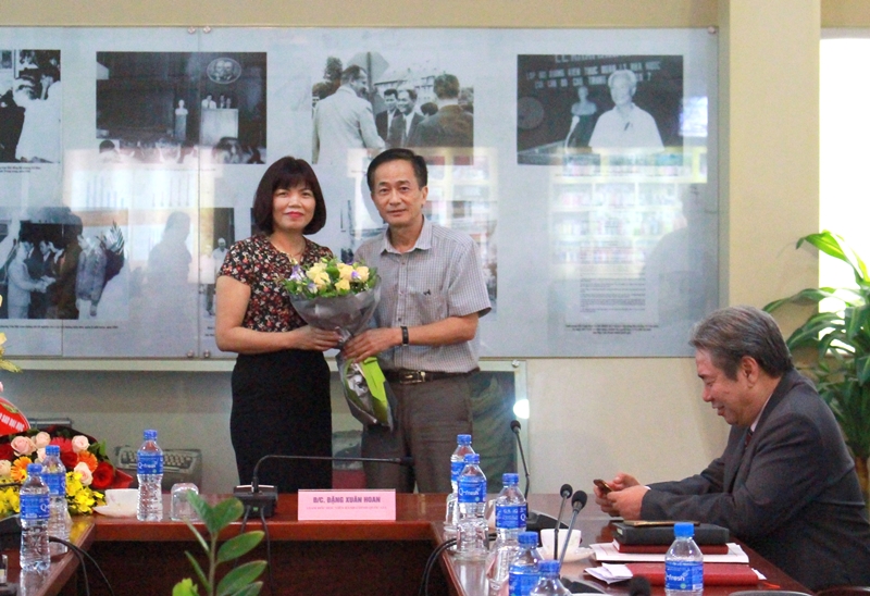 Trung tâm Ngoại ngữ - Tin học và Thông tin – Thư viện tặng hoa chúc mừng PGS.TS. Nguyễn Thị Hồng Hải  