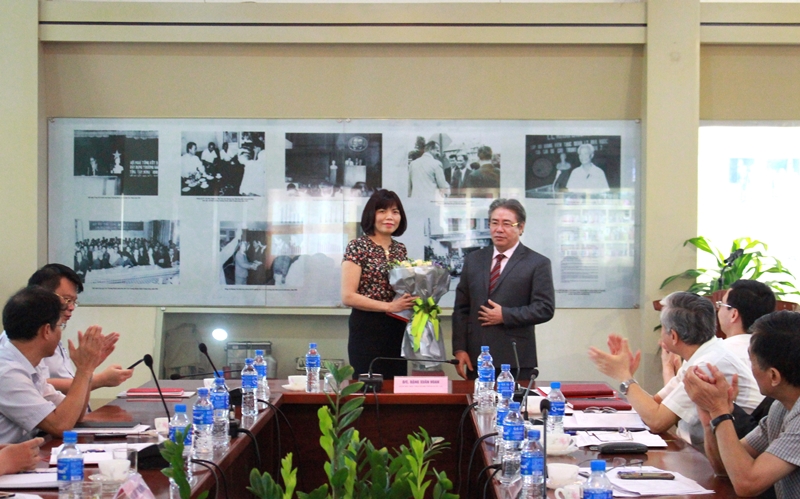 TS. Đặng Xuân Hoan trao Quyết định và tặng hoa chúc mừng PGS.TS. Nguyễn Thị Hồng Hải  