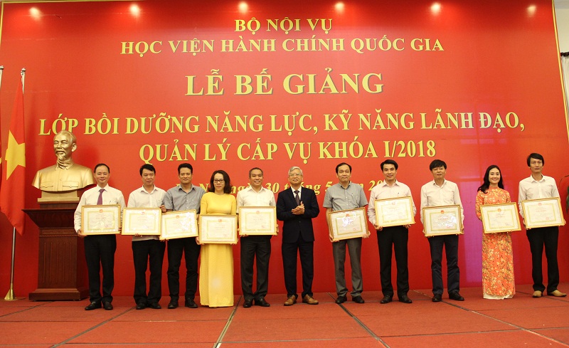 NGƯT.TS. Vũ Thanh Xuân – Phó Giám đốc Học viện trao Giấy khen của Giám đốc Học viện cho các học viên đạt thành tích xuất sắc