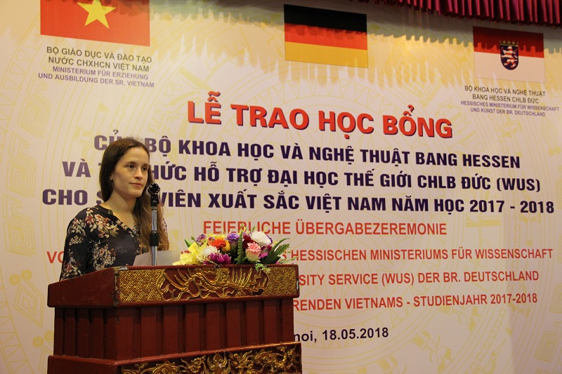 Bà Sarah Joeris – đại diện Phòng Văn hóa, Báo chí và Khoa học, Đại sứ quán Đức tại Hà Nội phát biểu chúc mừng các sinh viên được nhận học bổng Hessen