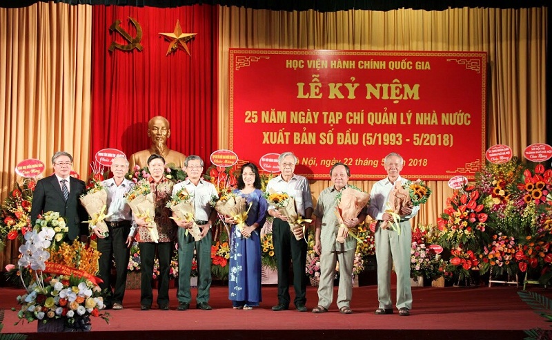 TS. Đặng Xuân Hoan – Giám đốc Học viện tặng hoa chúc mừng các đồng chí nguyên lãnh đạo Tạp chí QLNN