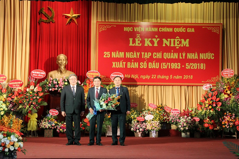 TS. Đặng Xuân Hoan – Giám đốc Học viện tặng hoa chúc mừng Tạp chí QLNN 