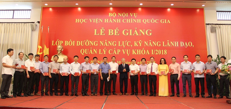 NGƯT.TS. Vũ Thanh Xuân - Phó Giám đốc Học viện trao Chứng chỉ hoàn thành khóa học cho các học viên