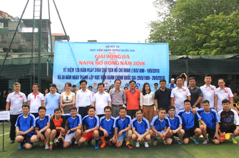 Đội bóng của Học viện Hành chính Quốc gia chụp ảnh lưu niệm cùng các đại biểu tham dự 