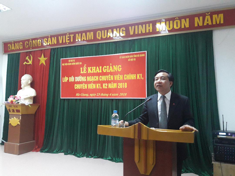 TS. Nguyễn Đăng Quế, Phó Giám đốc Học viện Hành chính Quốc gia phát biểu khai mạc  