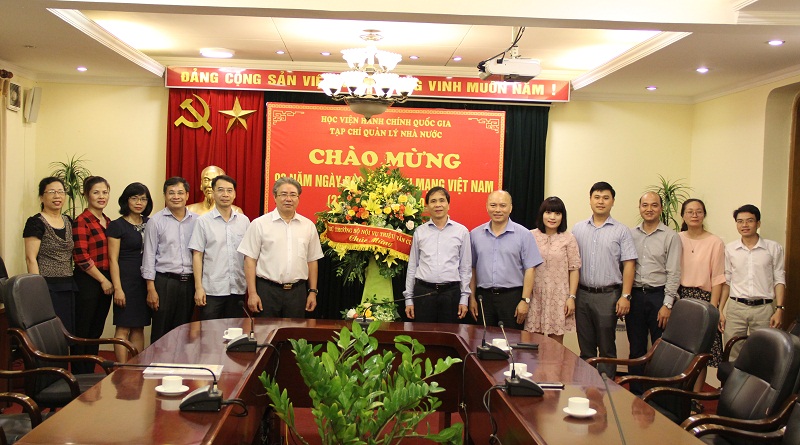 PGS.TS. Triệu Văn Cường – Thứ trưởng Bộ Nội vụ tặng hoa chúc mừng Tạp chí QLNN