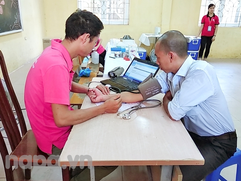Các tình nguyện viên tham gia hiến máu được các bác sĩ chăm sóc, kiểm tra sức khỏe và tư vấn nhiệt tình