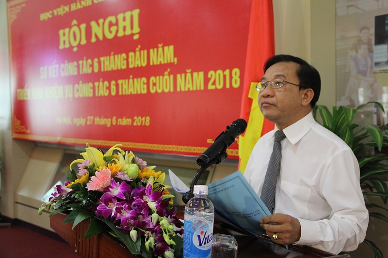 TS. Nguyễn Đăng Quế trình bày Dự thảo Báo cáo sơ kết công tác 6 tháng đầu năm và triển khai nhiệm vụ 6 tháng cuối năm 2016 của Học viện Hành chính Quốc gia