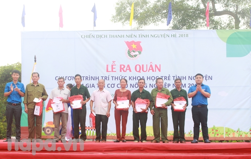 Đồng chí Trần Đức Toàn trao tặng 20 suất quà cho các gia đình chính sách xã Yên Lạc