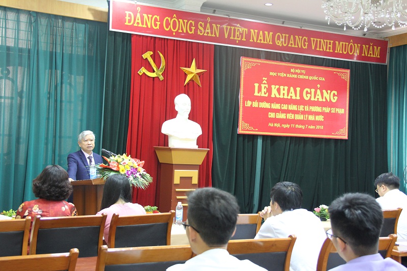  NGƯT.TS. Vũ Thanh Xuân - Phó Giám đốc Học viện phát biểu tại Lễ khai giảng