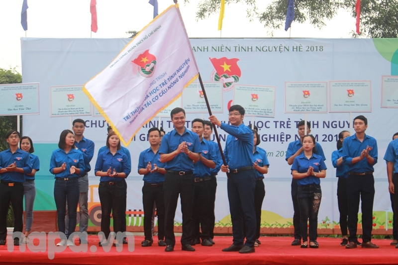 Đồng chí Bùi Quang Huy trao cờ cho đại diện trí thức khoa học trẻ
